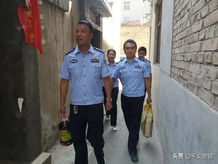 6月30日，潼关县公安局四知派出所组织党员民警通过走访入户的形式慰问辖区老党员。