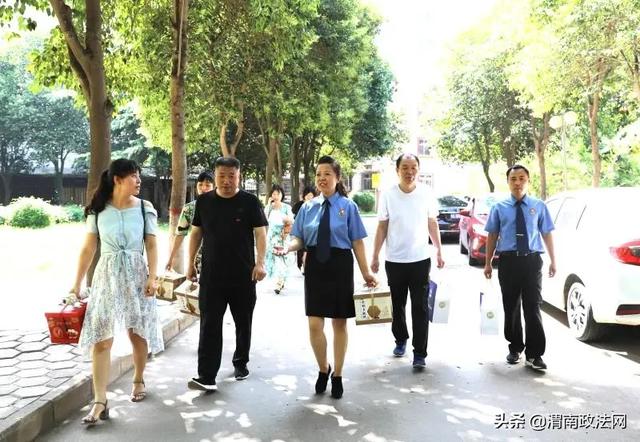 市检察院机关党委开展“迎七一,送关怀” 慰问驻地社区老党员活动