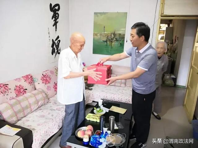 市检察院机关党委开展“迎七一,送关怀” 慰问驻地社区老党员活动