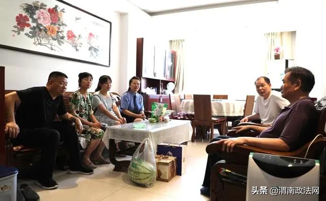 市检察院机关党委开展“迎七一,送关怀” 慰问驻地社区老党员活动