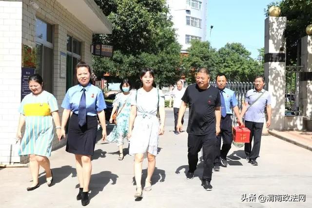 市检察院机关党委开展“迎七一,送关怀” 慰问驻地社区老党员活动