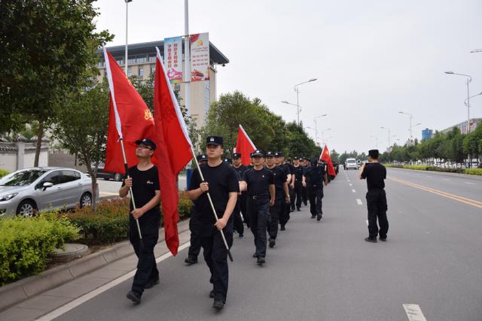 7月1日，蒲城县公安局举行“传承红色基因 践行初心使命”徒步拉练活动。