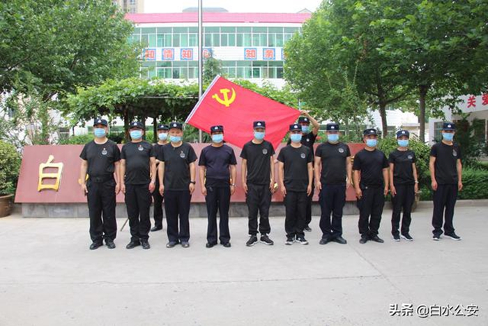 7月1日早上，白水县公安局巡特警党支部组织全体党员民、辅警开展了形式多样、内容丰富的庆“七一”主题党日系列活动。