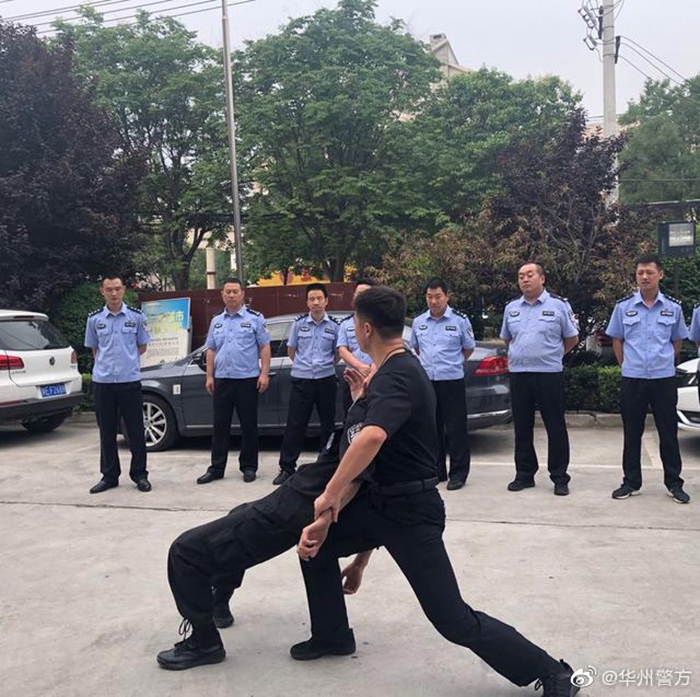 7月1日，华州公安警务实战教官石小刚为基层民警送去一场警务实战技能“大餐”。