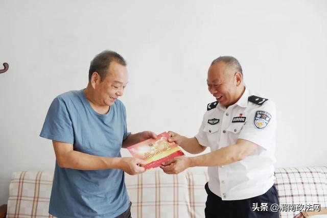 张金龙“七一”走访慰问市公安局困难老党员老干部