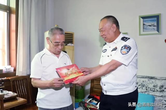 张金龙“七一”走访慰问市公安局困难老党员老干部