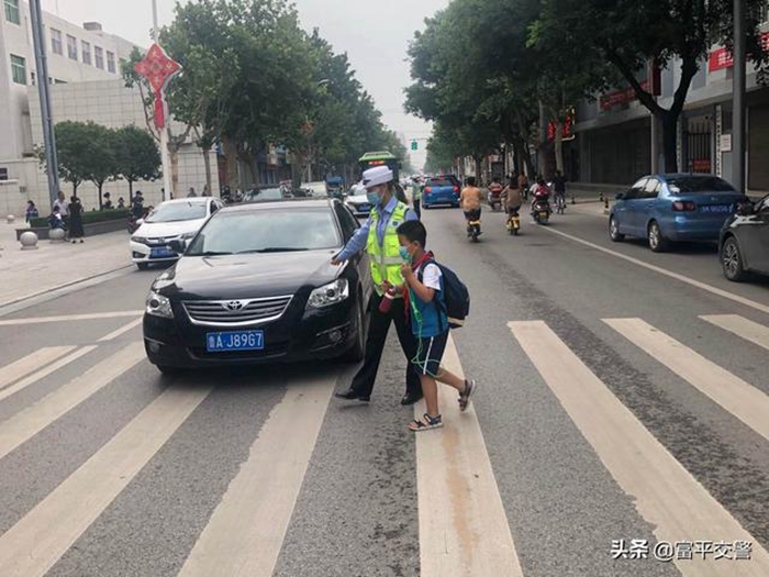 7月2日早高峰，富平交警城区一中队“护学岗”民警正在执勤。