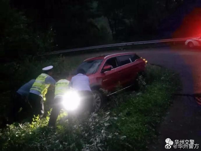 车辆侧滑陷入低坑 华州交警倾力救助。