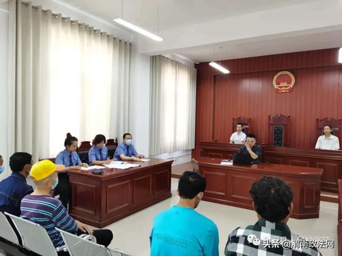 7月3日,由合阳县人民检察院提起公诉的魏某某、雷某某等6名被告涉嫌聚众扰乱社会秩序案公开开庭审理。