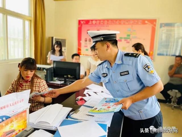 7月3日潼关县交警大队矿区中队民警，携手正能量走进上善村社区，开展“一盔一带”安全教育进社区宣传活动。