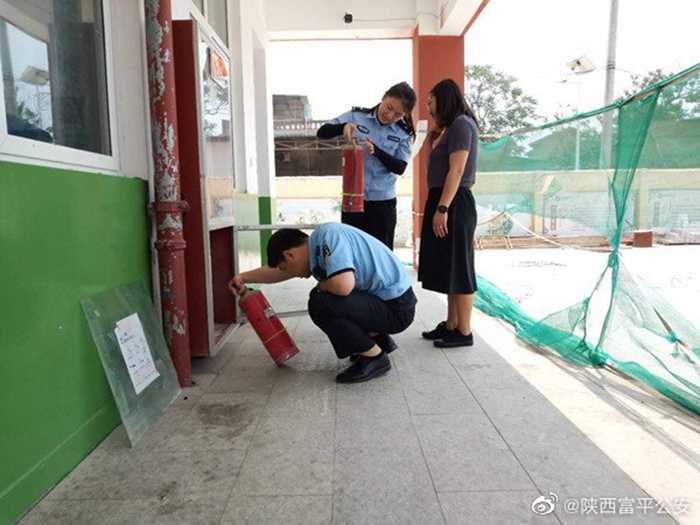 7月2日，富平公安宫里派出所组织民警对辖区中小学进行了安全检查。