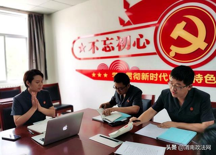 7月7日下午，故市法庭组织全体干警对《中华人民共和国民法典》及《民事诉讼证据规则》进行每周一次的常规学习会。