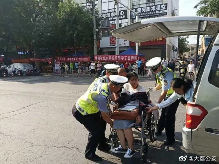 7月8日上午，大荔公安交警护送推送受伤考生入考场。