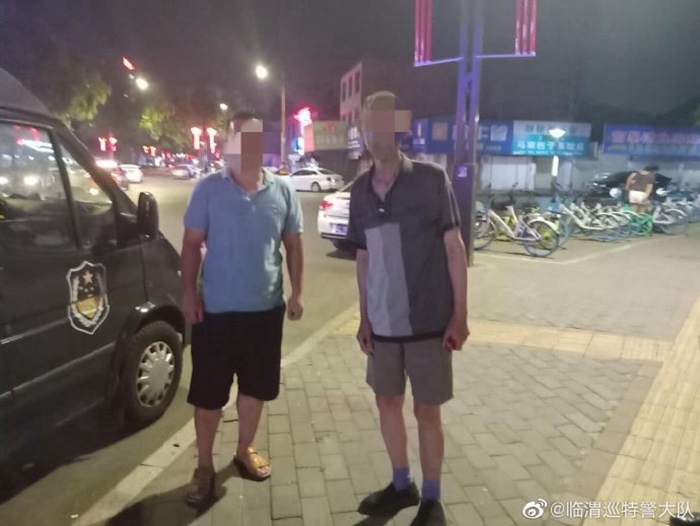 7月8日晚21时许，渭南临渭巡特警大队民警救助迷路老人。