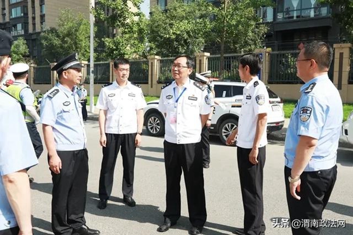 7月7日上午，副市长、市公安局局长杨建琦深入渭南城区，实地督导检查高考安保工作，看望慰问执勤公安民警。