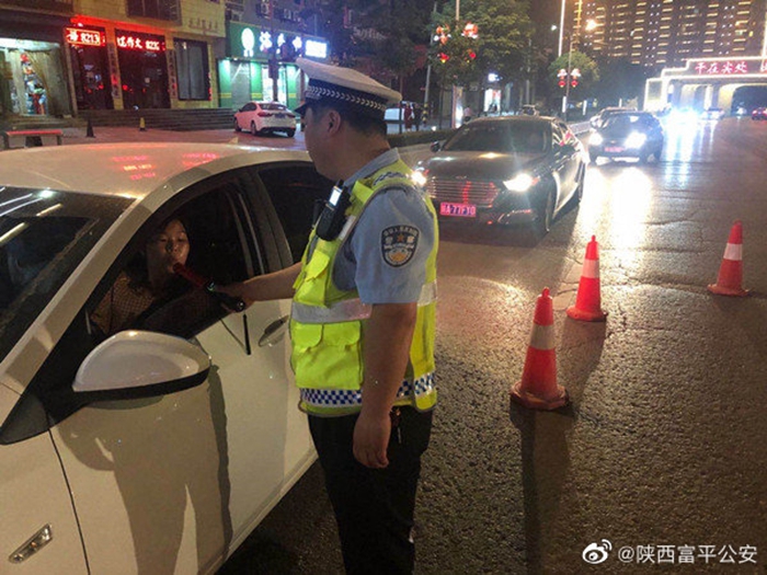 7月12日晚，周末夜查，富平公安交警组织警力在辖区设立检查点，对过往车辆逐一进行检查。