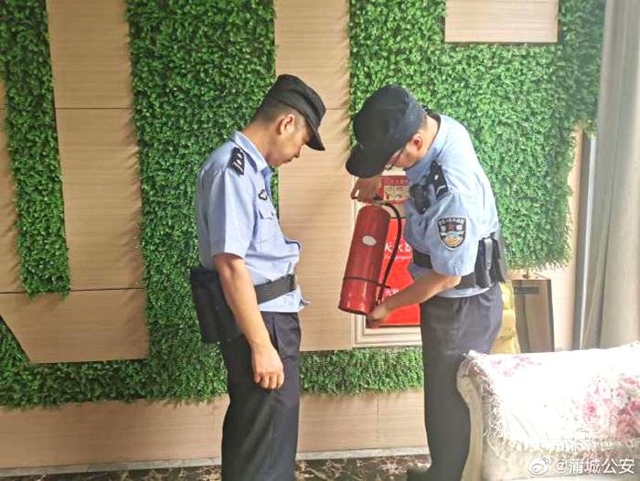 7月14日，蒲城公安重泉路派出所对辖区的的大小型宾馆、洗浴中心等场所进行了安全大检查。