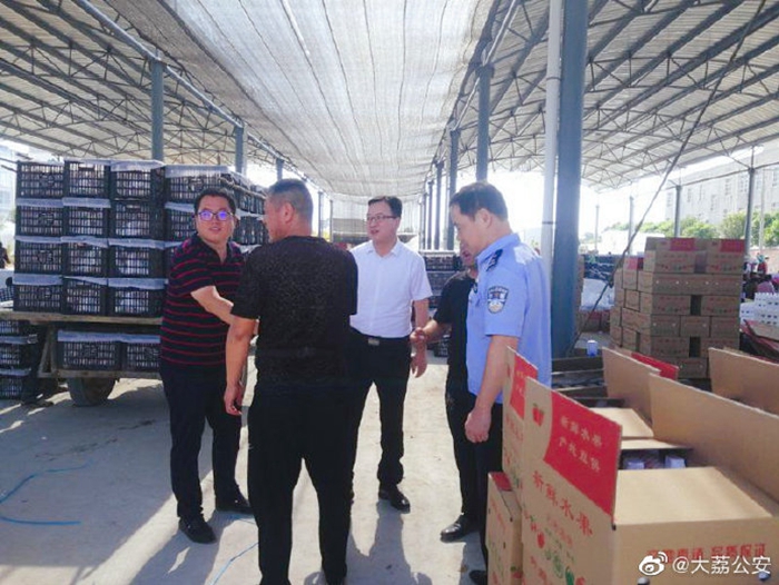 近日，大荔公安两宜派出所深入辖区水果市场进行现场检查。