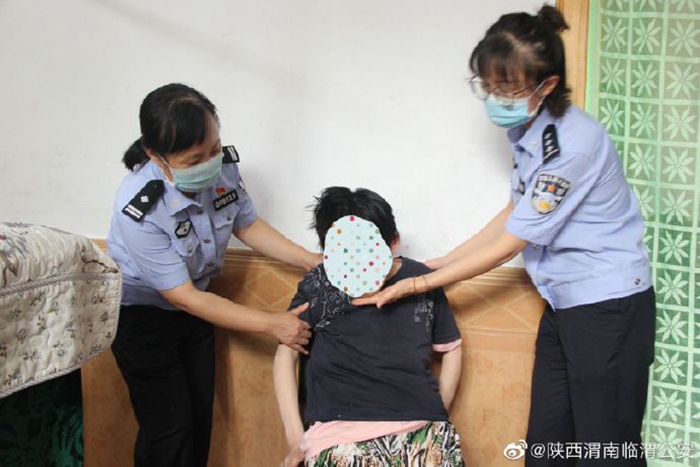 陕西渭南临渭公安站南所所户籍民警上门为高女士办理身份证。
