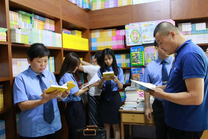 临渭区人民检察院于7月8日至14日开展了校园周边图书垃圾和有害信息清缴整治活动。