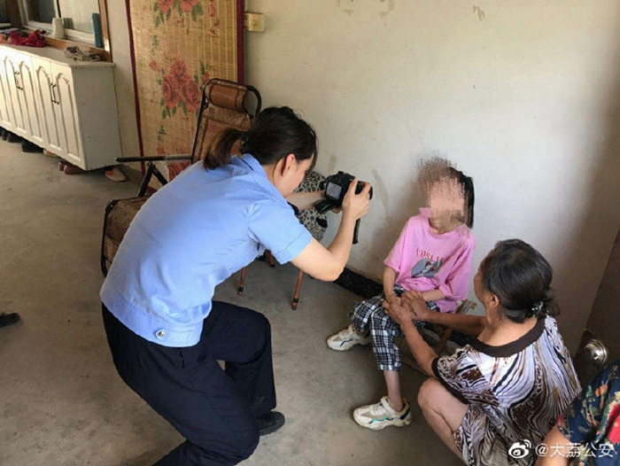 大荔公安冯村派出所民警上门为女孩办理身份证。
