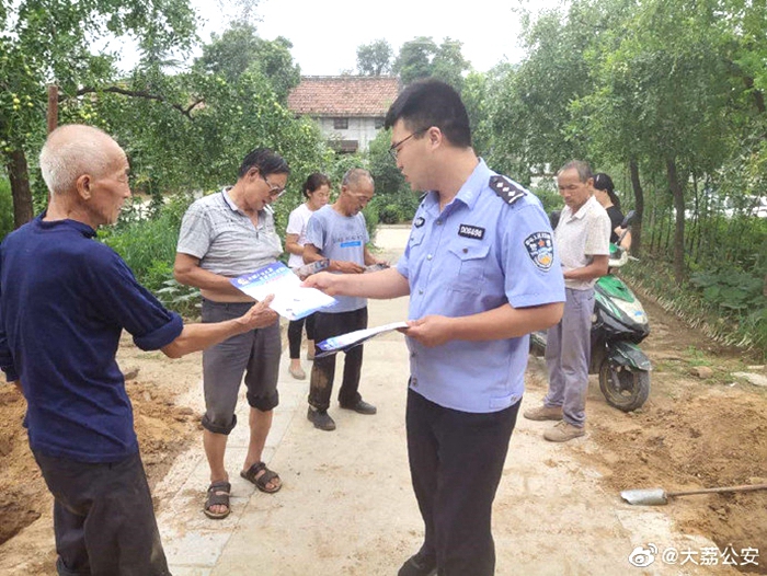 近日，大荔公安下寨派出所组织民警深入辖区开展防诈反诈宣传活动。