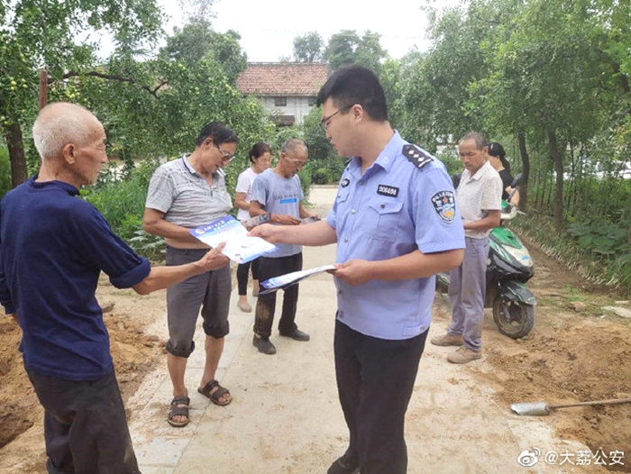 近日，大荔公安下寨派出所组织民警深入辖区开展防诈反诈宣传活动。