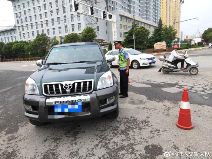 7月17日，白水大队城区中队岗台班民警在城区路段严查各类道路交通违法行为。