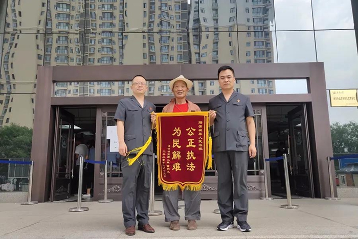  7月13日周一一大早，蒲城法院第三执行实施团队收到群众赠送的锦旗。