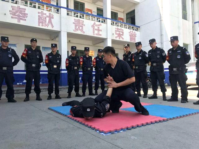 华州公安巡特警开展警务实战常态化训练。