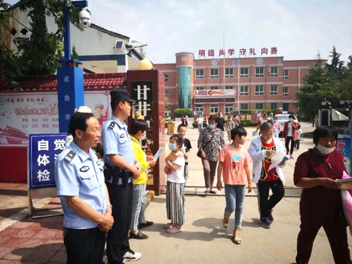近期，合阳县公安局组织各派出所入校入园开展校园安全大检查和暑期安全教育活动。