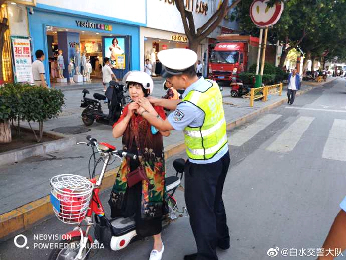 7月20日，白水大队城区中队民警在城区主路段持续开展夏季道路交通秩序整治行动。