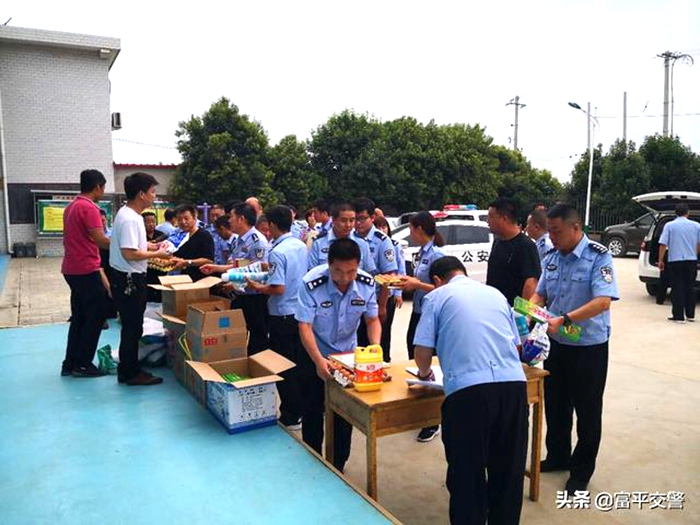 7月21日下午，富平交警大队开展扶贫攻坚主题日活动。