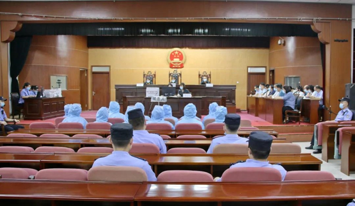7月21日，临渭区人民检察院依法提起公诉的何某某等12人涉嫌敲诈勒索罪一案在临渭区人民法院刑事审判庭公开开庭审理。