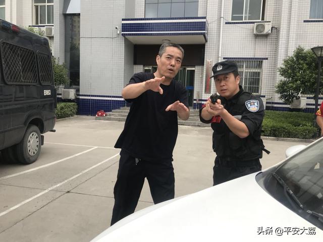 【砥兵砺伍 全警练兵】车辆盘查    大荔巡警：拜师学“艺”苦练科目争“学霸”