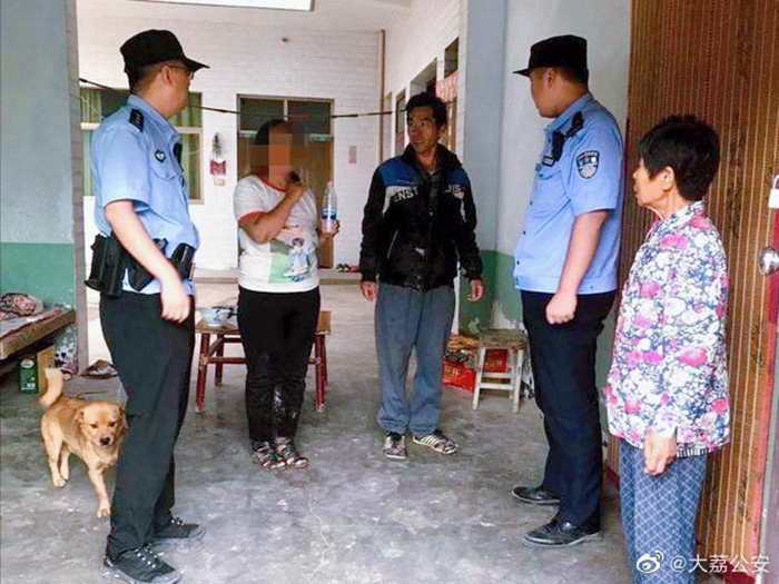近日，大荔公安冯村派出所民警及时救助走失女子。