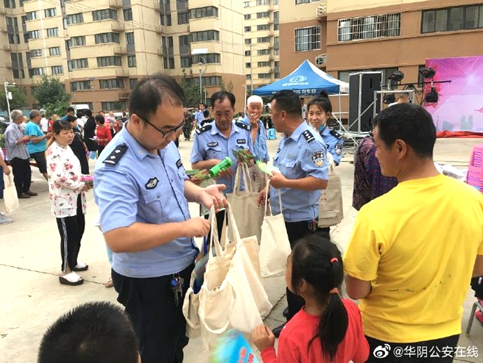 近日， 华阴公安西岳派出所开展平安建设暨防电信诈骗集中宣传活动。