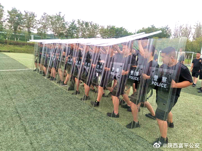 自7月20日起，富平公安巡特警大队抽调50余名精干警力，组织开展为期2个月的夏季大练兵——防暴队形训练。