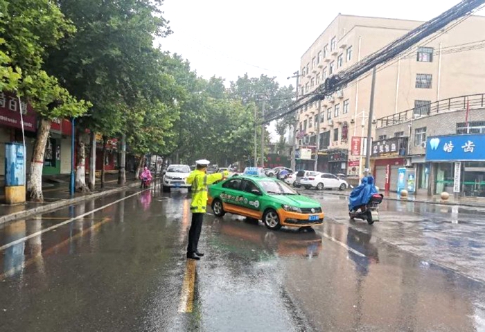 7月24日，华州大队城区中队全力保障辖区道路交通安全。
