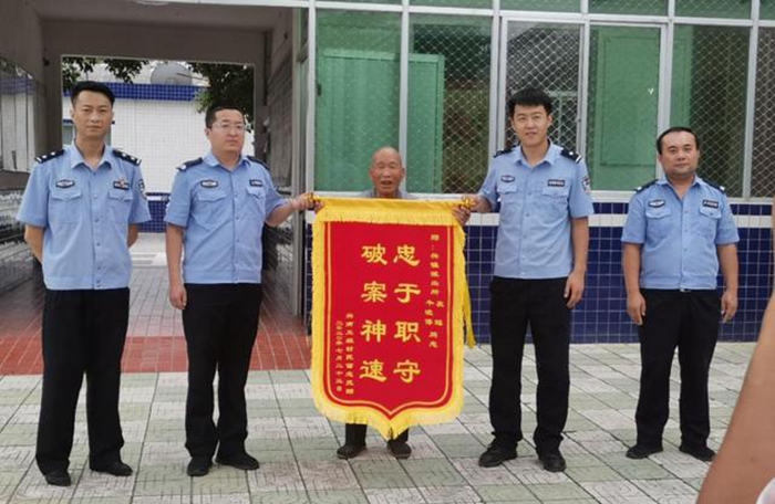 7月23日，蒲城县兴镇村民田某将一面印有“破案神速 忠于职守”的锦旗送到了蒲城县公安局兴镇派出所民警手中。