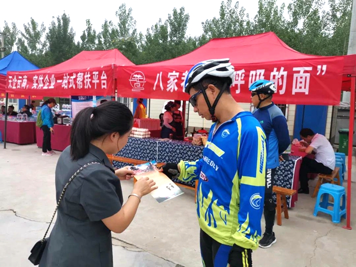 7月25日，韩城法院旅游法庭干警走进集会、在现场搭设摊位，开展法律咨询、法律宣传。