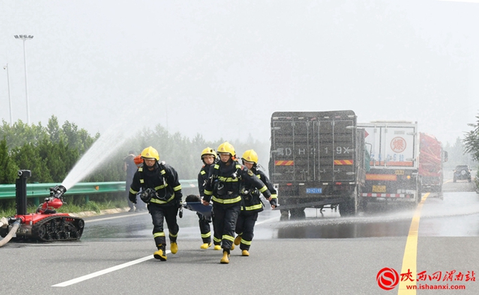 2020年7月28日上午，渭南市在榆蓝高速华州服务区开展了高速公路危化品运输车辆交通事故应急处置演练。记者 马华莉 摄