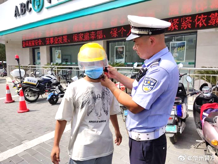 连日来，华州公安交警在辖区主要路口开展“骑乘摩托车、电动车，佩戴安全头盔”常态化宣传教育活动。