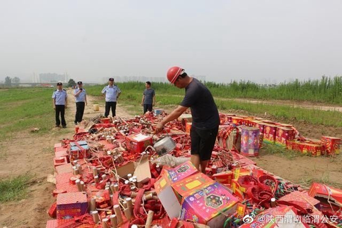 7月28日上午，陕西渭南临渭公安联合区应急管理局等部门在渭河河滩集中销毁了一批非法烟花爆竹。