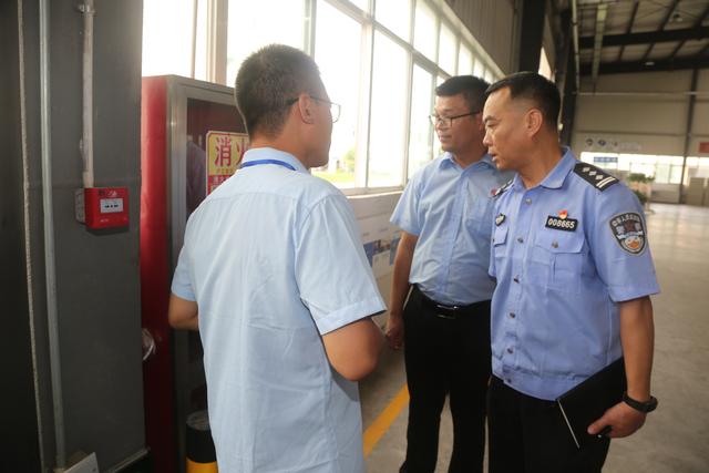 王涛深入辖区重点企业开展走访调研(组图)