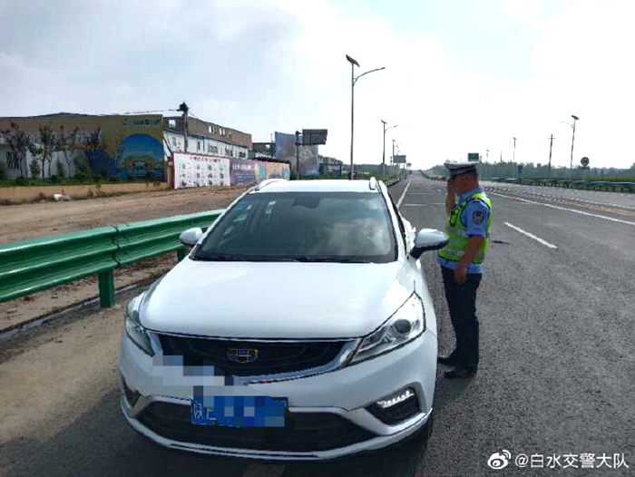 7月30日，白水交警严查各类道路交通违法行为。