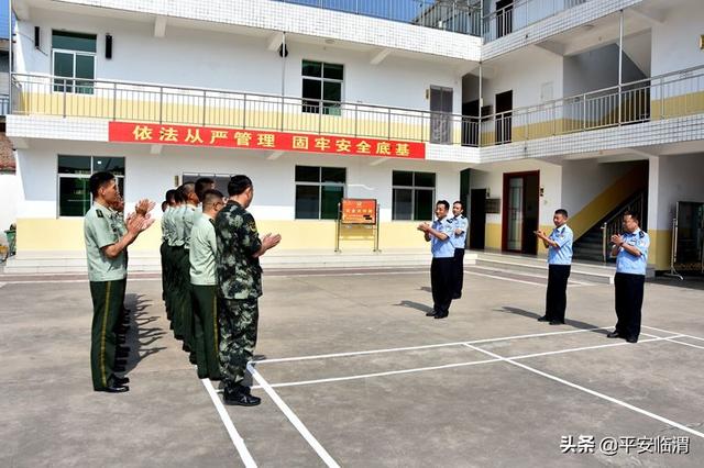 公安临渭分局局长杨卫军“八一”前夕看望慰问武警官兵