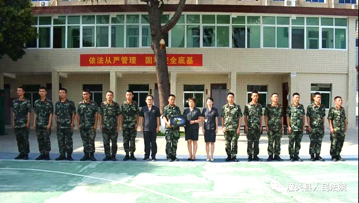 7月30日下午，潼关法院维军合议庭在王淑娥庭长带领下向武警官兵送去激光打印机1台和节日的祝福慰问。