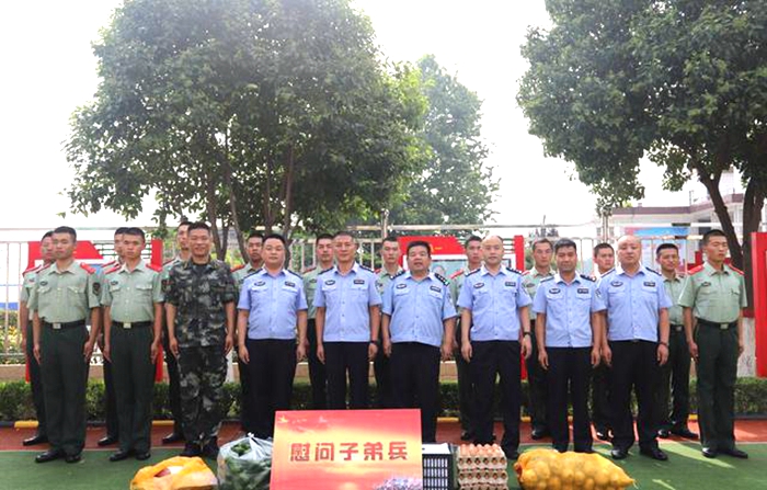 7月31日，华州分局八一建军节慰问华州武警中队官兵。
