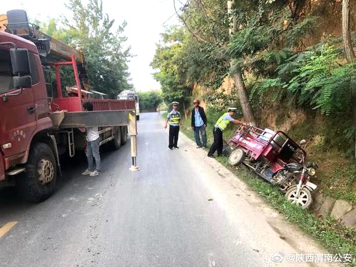 三轮车失控侧翻，白水公安民警及时救助。